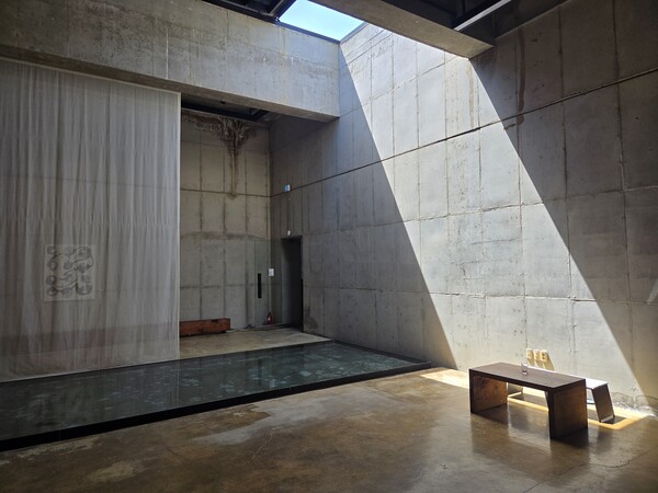 아원고택 입구의 갤러리. 열린 천장을 통해 햇살이 쏟아진다. ⓒ홍민희 기자