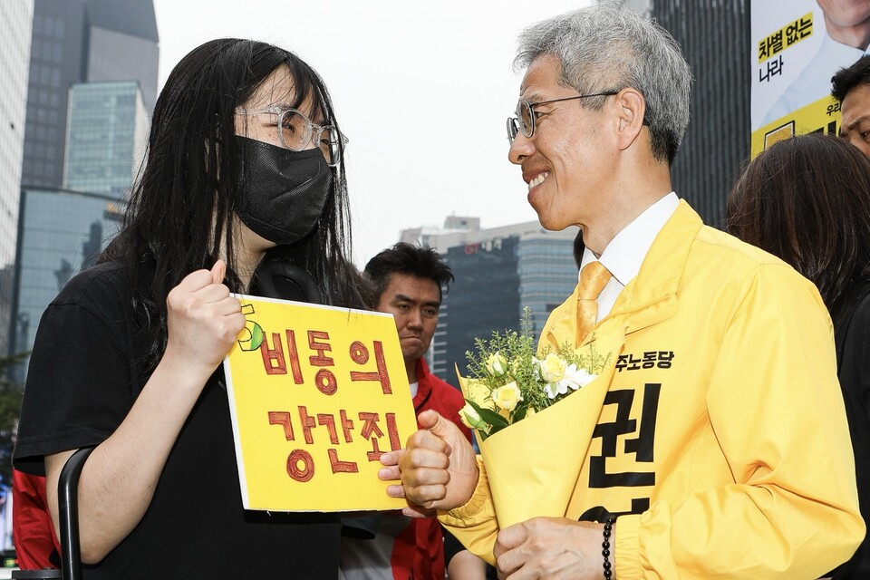 2일 오전 서울 강남역 10번 출구 앞 권영국 민주노동당 후보가 유권자 A씨와 만났다. ⓒ손상민 사진기자