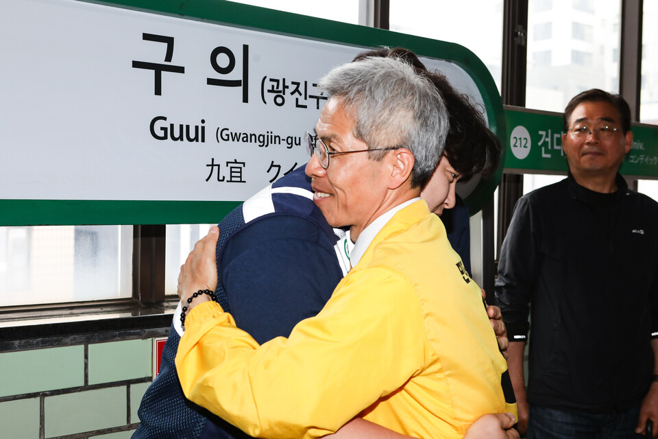 2일 오전 서울 구의역에서 권영국 민주노동당 후보와 김군의 동료가 포옹하고 있다 ⓒ손상민 사진기자
