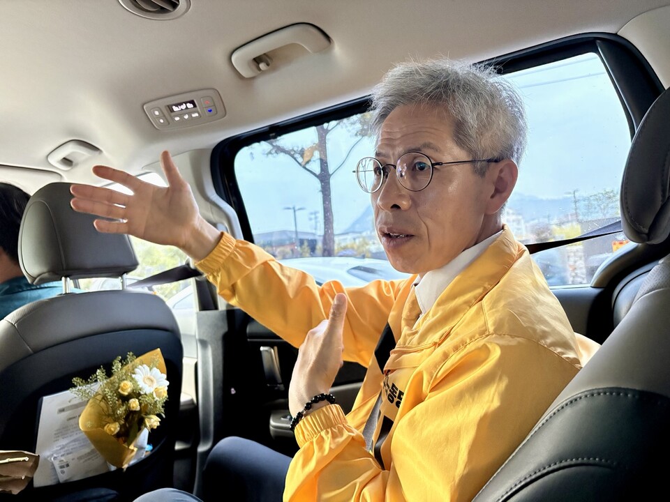 2일 오후 서울 서초구 SPC 앞에서 중대재해 책임자 규탄 기자회견을 마친 그는 광화문 유세 현장으로 이동하는 차량 안에서 권영국 민주노동당 후보과 여성신문과 미디어오늘과 인터뷰하고 있다.ⓒ신다인 기자