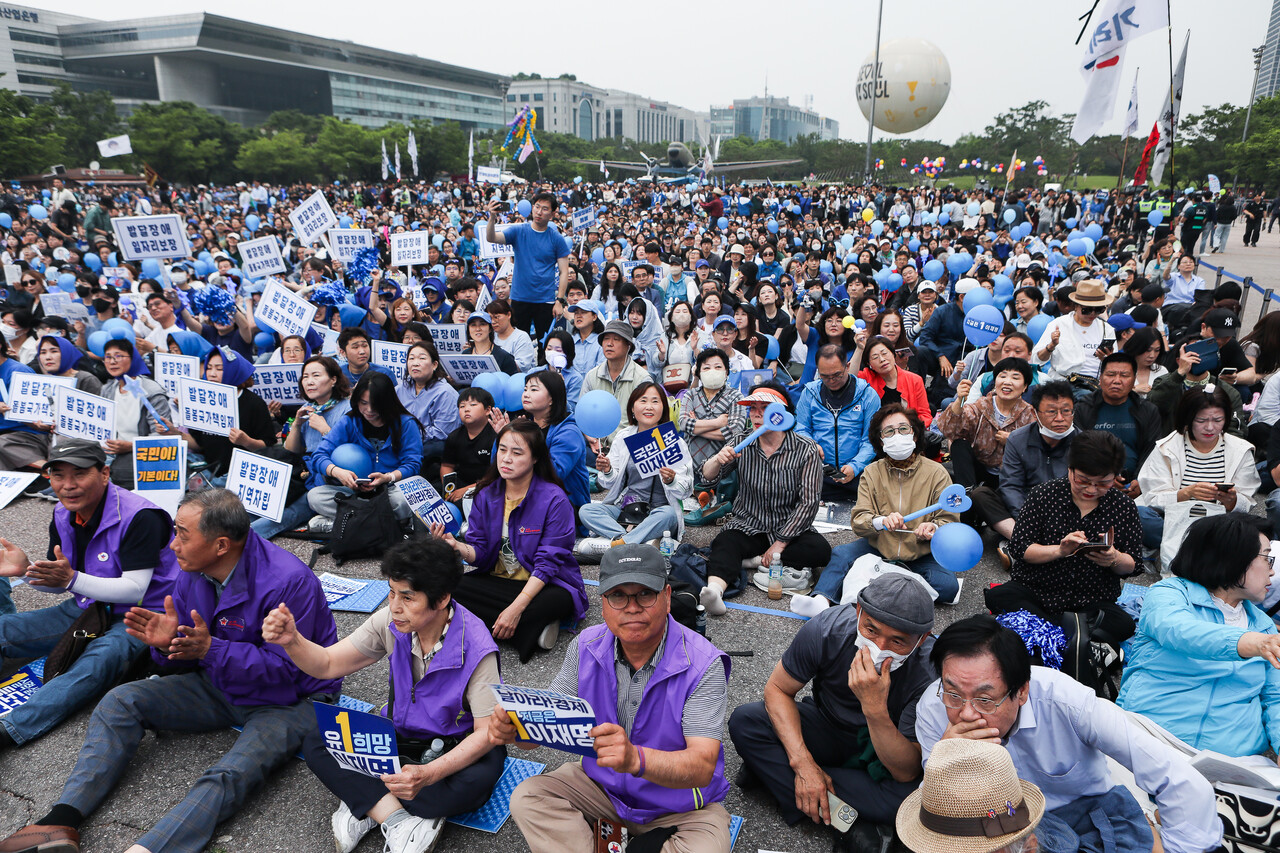  2일 서울 영등포구 여의도공원에서 열린 이재명 더불어민주당 대선 후보를 보기 위해 모인 지지자들. ⓒ손상민 사진기자