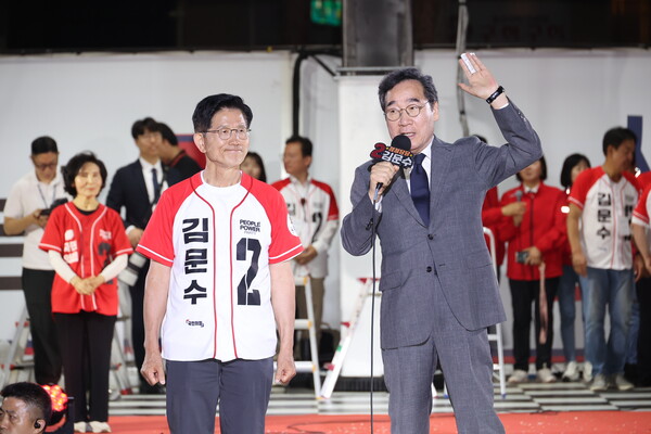 이낙연 새미래민주당 상임고문이 제21대 대통령 선거 전날인 2일 저녁 서울광장에서 열린 김문수 국민의힘 대선후보 피날레 유세에서 김 후보 지지 연설을 하고 있다. ⓒ연합뉴스