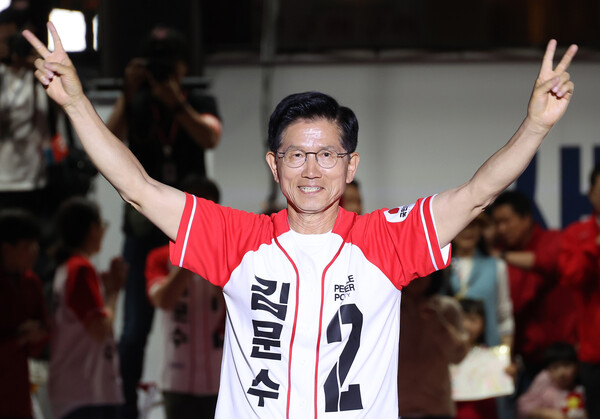 김문수 국민의힘 대선 후보가 제21대 대통령 선거 전날인 2일 저녁 서울광장에서 열린 피날레 유세에서 연설하고 있다. ⓒ연합뉴스