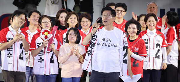 김문수 국민의힘 대선 후보가 제21대 대통령 선거 전날인 2일 저녁 서울광장에서 열린 피날레 유세에서 배우자인 설난영 여사와 딸 동주씨, 사위, 손자·손녀까지 온가족과 함께 무대에 올랐다. ⓒ연합뉴스