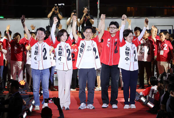 김문수 국민의힘 대선 후보가 제21대 대통령 선거 전날인 2일 저녁 서울광장에서 열린 피날레 유세에서 (왼쪽부터)안철수·나경원·한동훈·양향자 공동선거대책위원장과 함께 무대에 올랐다. ⓒ연합뉴스