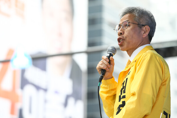 2일 서울 강남역 10번 출구 앞에서 권영국 민주노동당 후보가 성평등 유세를 하고 있다. ⓒ손상민 사진기자