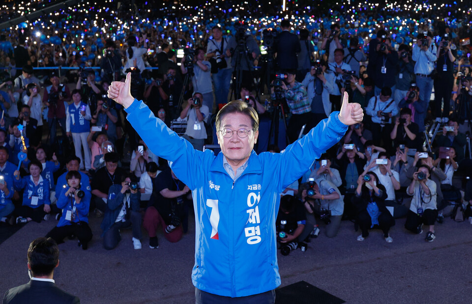더불어민주당 이재명 대선 후보가 선거를 하루 앞둔 2일 서울 여의도공원 마지막 유세에서 연설을 마친 뒤 시민들에게 인사하고 있다. 2 ⓒ연합뉴스