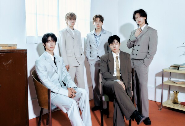 밴드 엔플라잉 정규 2집 ‘에버래스팅(Everlasting)’ 자켓포스터. ⓒFNC엔터테인먼트