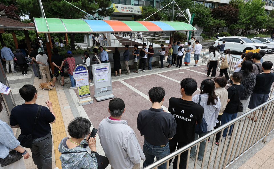 제21대 대통령선거일인 3일 서울 영등포구 여의도중학교에 마련된 여의도제4투표소에서 시민들이 투표를 위해 줄 서 있다 ⓒ연합뉴스