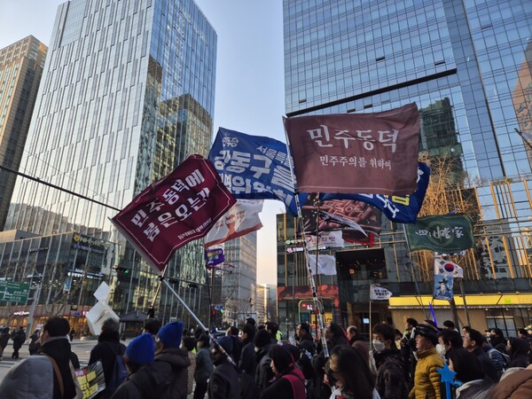 탄핵 시위 집회 현장에서 휘날리는 '민주동덕에 봄은 오는가', '민주동덕 민주주의를 위하여' 깃발. ⓒ동덕여자대학교 재학생 연합