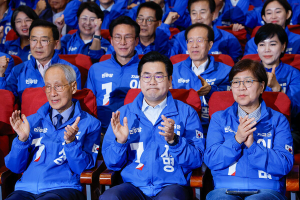 더불어민주당 윤여준, 박찬대 상임 총괄선대위원장, 정은경 총괄선대위원장이 3일 서울 여의도 국회 의원회관에 마련된 제21대 대통령선거 개표상황실에서 출구조사 결과 발표가 나오자 기뻐하고 있다. ⓒ연합뉴스(공동취재)