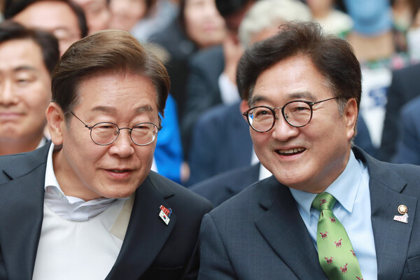 이재명 대통령(왼쪽)과 우원식 국회의장이 지난달 17일 오후 광주 동구 금남로에서 열린 제45주년 5·18민주화운동 전야제에서 대화하고 있는 모습. ⓒ연합뉴스