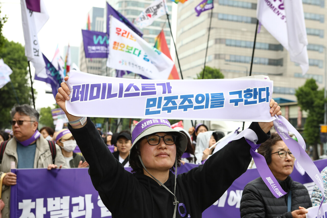 10일 '윤석열 파면한 페미니스트 대행진'에서 참여자가 현수막을 들고 행진하고 있다. ⓒ손상민 사진기자