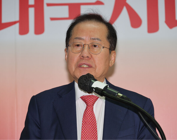 국민의힘 대선 후보 2차 경선에서 탈락한 홍준표 후보가 4월 29일 서울 여의도 대하빌딩 선거 캠프 사무실에서 정계 은퇴 관련 기자회견을 하고 있다. ⓒ연합뉴스