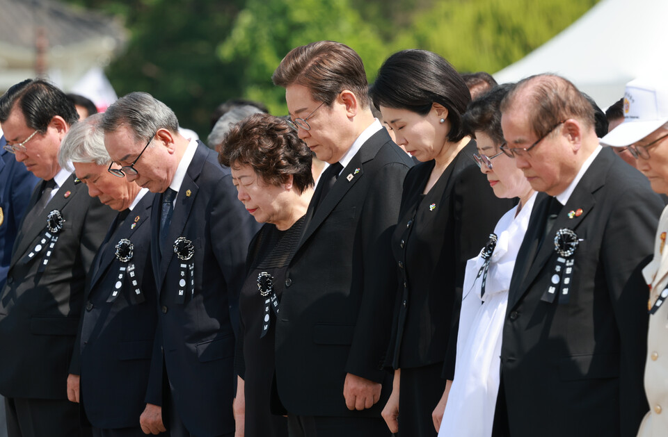 이재명 대통령과 김혜경 여사가 6일 서울 동작구 국립서울현충원에서 열린 70회 현충일 추념식에서 순국 선열과 호국 영령에 대한 묵념을 하고 있다. ⓒ연합뉴스