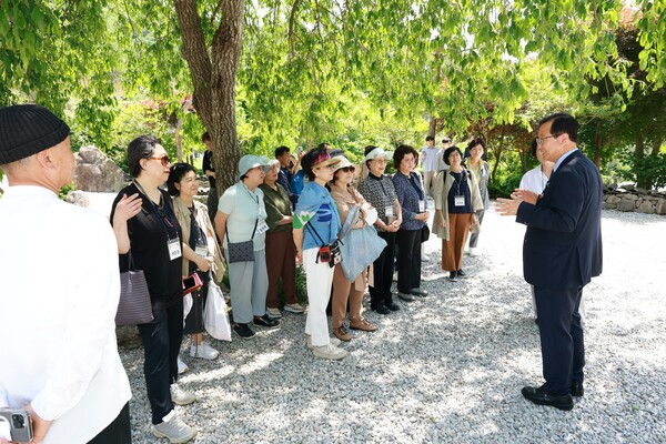  유희태 완주군수가 아원고택을 찾은 여성신문 발전후원회원들에게 완주군에 대해 소개하고 있다. ⓒ홍민희 기자