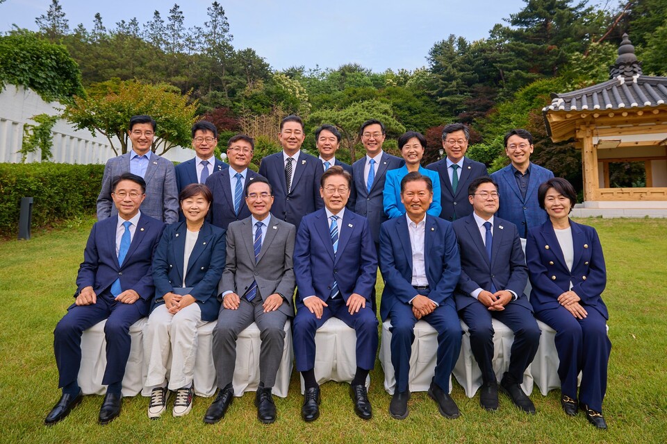 이재명 대통령이 7일 더불어민주당 대표 시절 함께했던 1·2기 지도부를 한남동 관저로 초청해 만찬을 가졌다. ⓒ이재명 대통령 페이스북