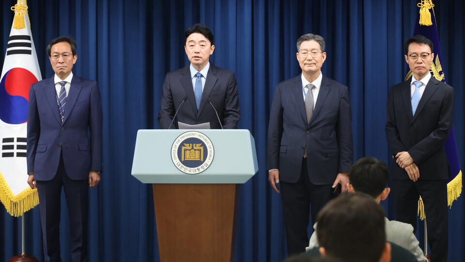 강훈식 대통령 비서실장이 8일 용산 대통령실에서 정무, 홍보, 민정 수석 인선을 발표하고 있다. 왼쪽부터 우상호 정무수석, 강훈식 비서실장, 오광수 민정수석, 이규연 홍보소통수석.  ⓒ연합뉴스