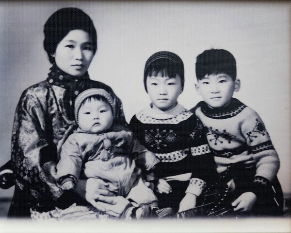 김민석 국무총리 후보자의 어머니 김춘옥 여사는 윤동주, 정지용 시인이 수학했던. 교토 명문 사립 도시샤( 同志社) 대학교에서 의대생 김주완을 만나 결혼한 후 민웅, 민화, 민석 아들 셋을 나았다.  ⓒ사진 출처: 김민석 네이버 블로그, 김춘옥 평전