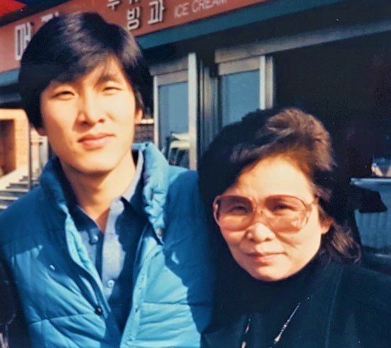 특별사면을 받아 1988년 출소 후 어머니 김춘옥 여사와 함께 미소를 짓고 있는 모습. ⓒ사진 출처: 김민석 네이버 블로그