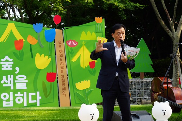 서울 성북구가 성북문화재단과 함께 야외숲속도서관을 개장했다. ⓒ성북구