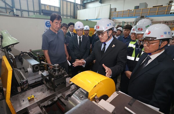 우원식 국회의장이 충남 태안에서 태안발전소 사고로 숨진 고(故) 김충현 노동자를 조문하고, 고인의 죽음을 둘러싼 사고 경위와 구조적 문제를 확인하기 위해 사고 현장을 직접 방문했다. ⓒ국회의장실