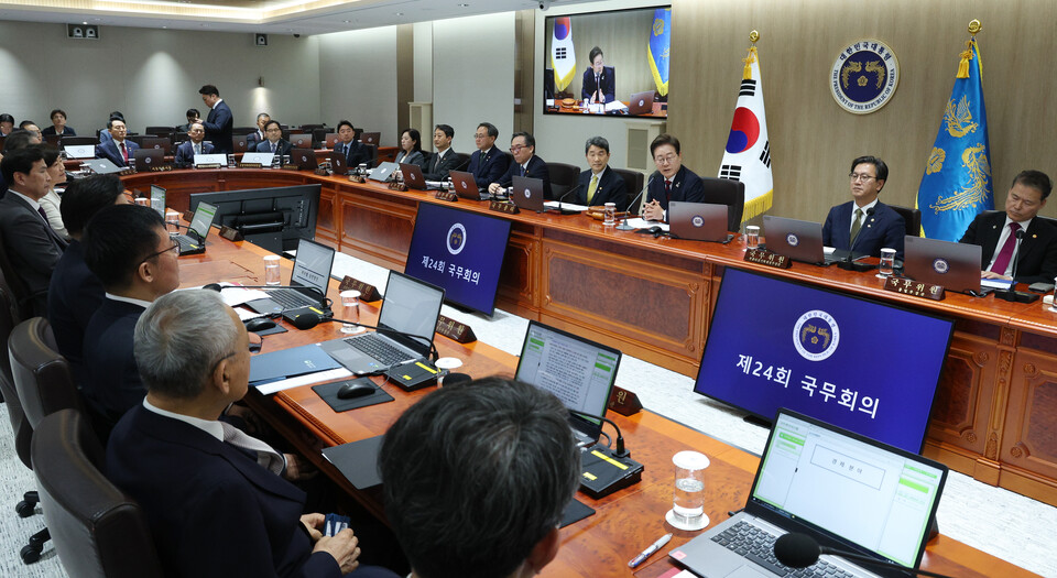 이재명 대통령이 5일 서울 용산 대통령실 청사에서 국무회의를 주재하고 있다.(연합뉴스)