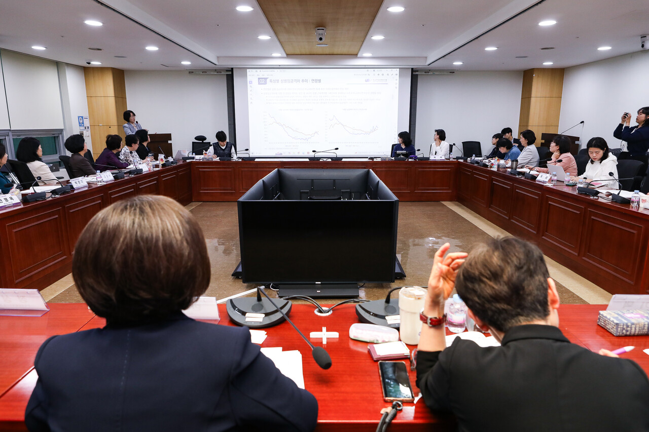10일 서울 영등포구 국회의원회관 제9간담회의실에서 열린 호주제 폐지 20주년을 맞아 성별 임금격차 해법을 모색하는 여성정책 릴레이 토론회. ⓒ손상민 사진기자