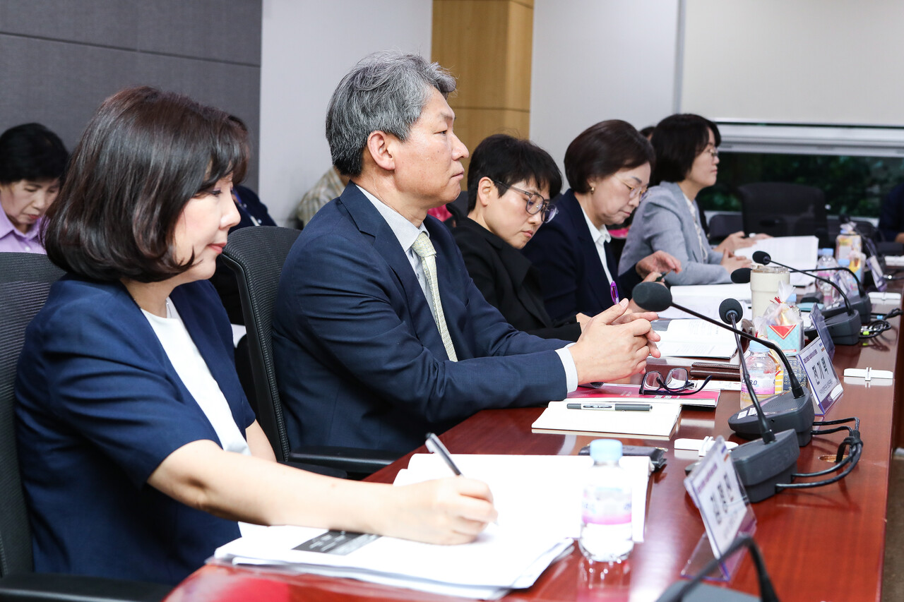 10일 서울 영등포구 국회의원회관 제9간담회의실에서 열린 호주제 폐지 20주년을 맞아 성별 임금격차 해법을 모색하는 여성정책 릴레이 토론회에서 발언을 듣고 있는 김정진 서울여대 경영학과 교수(왼쪽부터), 전기택 한국여성정책연구원 선임연구위원, 배진경 한국여성노동자회 대표, 한무경 전 국회의원, 정성미 한국여성정책연구원 여성고용연구본부 연구위원.ⓒ손상민 사진기자