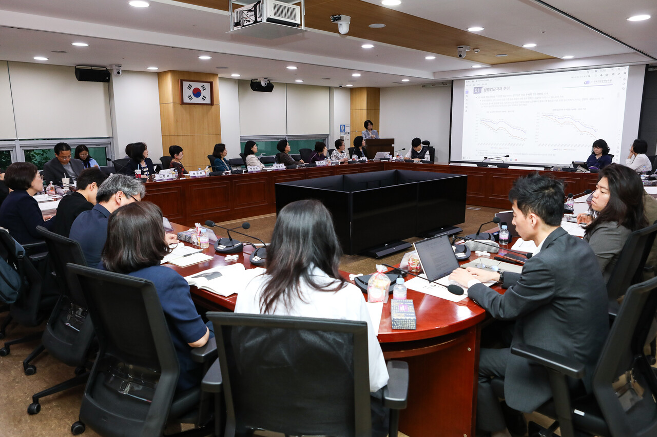 10일 서울 영등포구 국회의원회관 제9간담회의실에서 열린 호주제 폐지 20주년을 맞아 성별 임금격차 해법을 모색하는 여성정책 릴레이 토론회. ⓒ손상민 사진기자