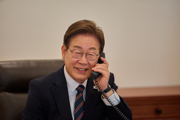 이재명 대통령이 9일 서울 용산 대통령실에서 이시바 시게루 일본 총리와 전화 통화를 하고 있다. ⓒ연합뉴스