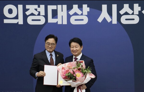 권영진 국회의원이 ‘제5회 대한민국 국회 의정대상’ 여야협치우수의원으로 선정, 시상식 후 우원식 국회의장과 기념사진을 찍고 있다. ⓒ권영진 국회의원실