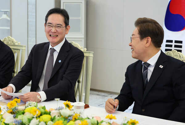 이재명 대통령이 13일 서울 용산 대통령실에서 열린 6경제단체·기업인 간담회에서 이재용 삼성전자 회장의 발언을 듣던 중 함께 미소 짓고 있다. ⓒ대통령실통신사진기자단