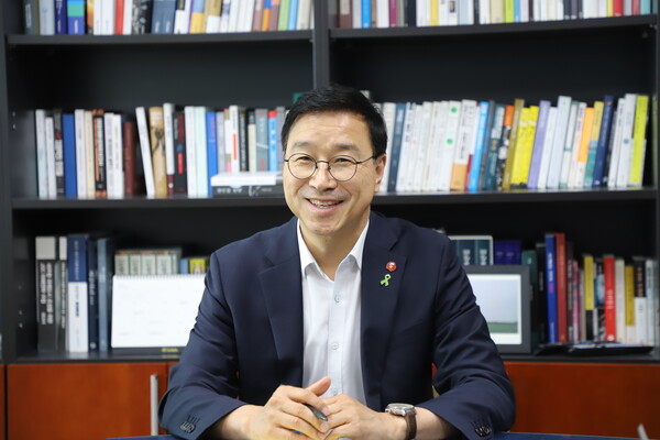 더불어민주당 탄소중립위원회 위성곤 위원장은 12일, 탄소중립위원회 및 '제21대 대선 진짜 대한민국 선대위 후보 직속 기후위기대응위원회'의 활동과 정책 제안, 현장의 목소리를 집약한 백서를 제작·공개했다. ⓒ위성곤 의원실