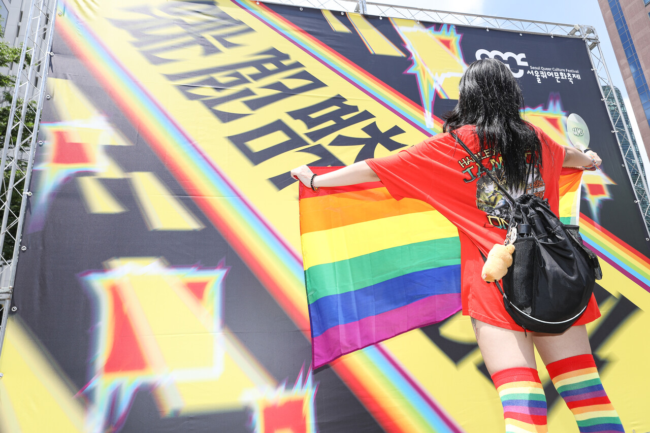 14일 서울 종로구 남대문로와 우정국로 일대에서 열린 제26회 서울퀴어문화축제 퀴어퍼레이드에서 참여자가 포토월 앞에서 사진을 촬영하고 있다. ⓒ손상민 사진기자