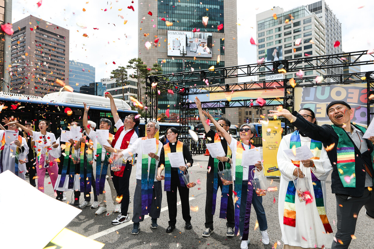 14일 서울 종로구 남대문로와 우정국로 일대에서 열린 제26회 서울퀴어문화축제 퀴어퍼레이드에서 목회자들이 꽃잎을 뿌리며 '무지개 축복식'을 하고 있다. ⓒ손상민 사진기자