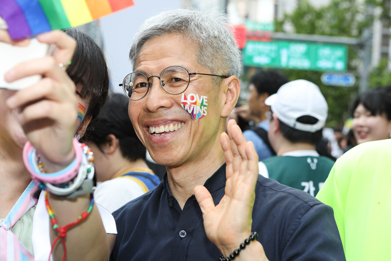 14일 서울 종로구 남대문로와 우정국로 일대에서 열린 제26회 서울퀴어문화축제 퀴어퍼레이드에 참여한 권영국 민주노동당 대표가 시민들과 사진 촬영을 하고 있다. ⓒ손상민 사진기자