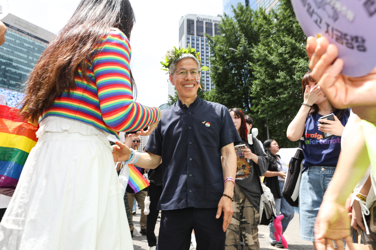14일 서울 종로구 남대문로와 우정국로 일대에서 열린 제26회 서울퀴어문화축제 퀴어퍼레이드에 참여한 권영국 민주노동당 대표가 시민들과 악수를 나누고 사진 촬영을 하고 있다. ⓒ손상민 사진기자