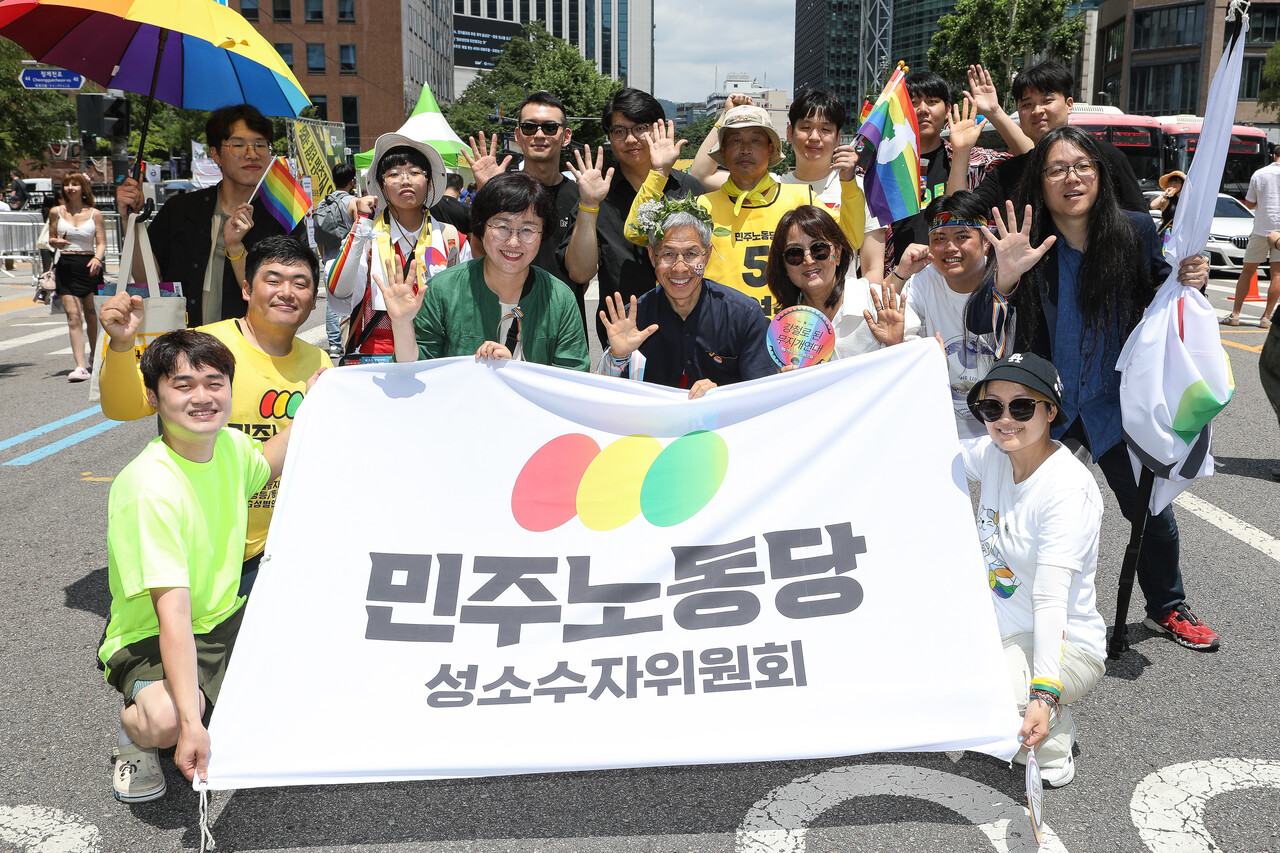 14일 서울 종로구 남대문로와 우정국로 일대에서 열린 제26회 서울퀴어문화축제 퀴어퍼레이드에 참여한 권영국 민주노동당 대표가 퀴어퍼레이드에 부스로 참여한 민주노동당 성소수자위원회와 기념촬영을 하고 있다. ⓒ손상민 사진기자