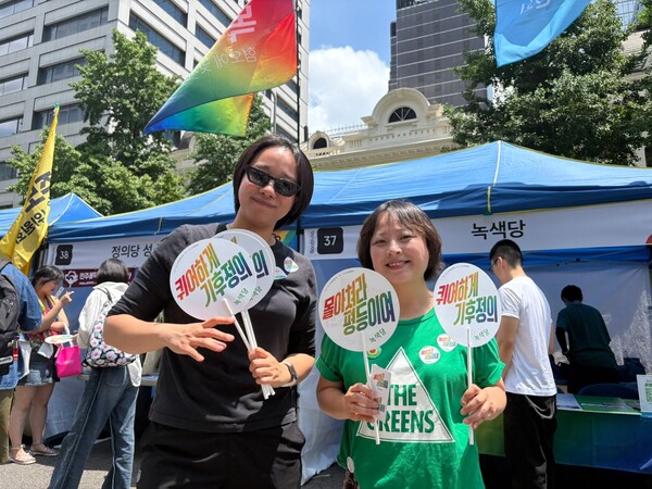 14일 서울 종로구 남대문로와 우정국로 일대에서 열린 제26회 서울퀴어문화축제 퀴어퍼레이드에 참여한 이상현 녹색당 대표(오른쪽) ⓒ신다인 기자