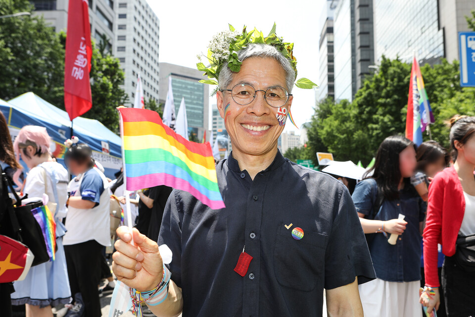 14일 서울 종로구 남대문로와 우정국로 일대에서 열린 제26회 서울퀴어문화축제 퀴어퍼레이드에 참여한 권영국 민주노동당 대표가 성소수자를 상징하는 무지개 색깔 깃발을 흔들고 있다. ⓒ손상민 사진기자