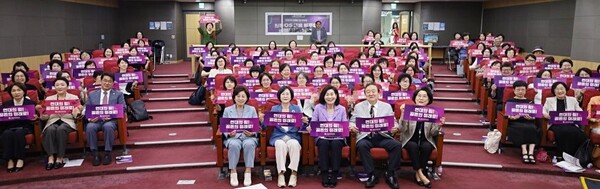 (사)한국여성의정(상임대표 이혜훈)이 주최한 ‘호주제 폐지 20주년 기념식 참석자들이 “연대의 힘, 공존의 미래로!” 라는 카드를 들고 기념촬영을 하고 있다. ⓒ한국여성의정