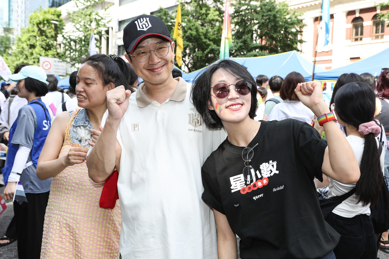 14일 서울 종로구 남대문로와 우정국로 일대에서 열린 제26회 서울퀴어문화축제 퀴어퍼레이드에 참여한 장혜영 민주노동당 마포지역위원장(오른쪽)과 동생 장혜정씨(왼쪽). ⓒ손상민 사진기자