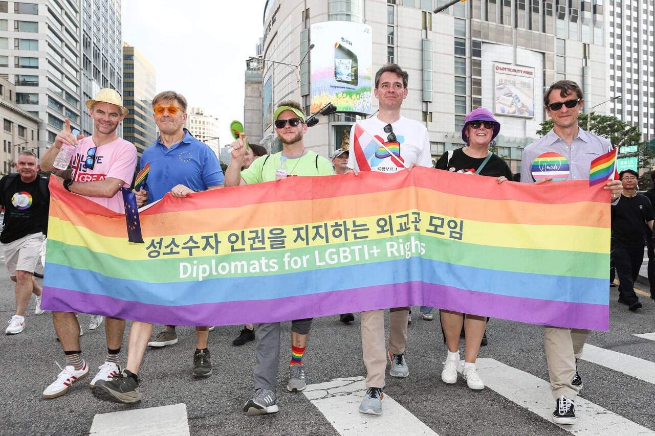 14일, 서울 종로구 우정국로와 남대문로 일대에서 열린 제26회 서울퀴어퍼레이드에서 행진을 하고 있는 성소수자 인권을 지지하는 외교관 모임. ⓒ손상민 사진기자