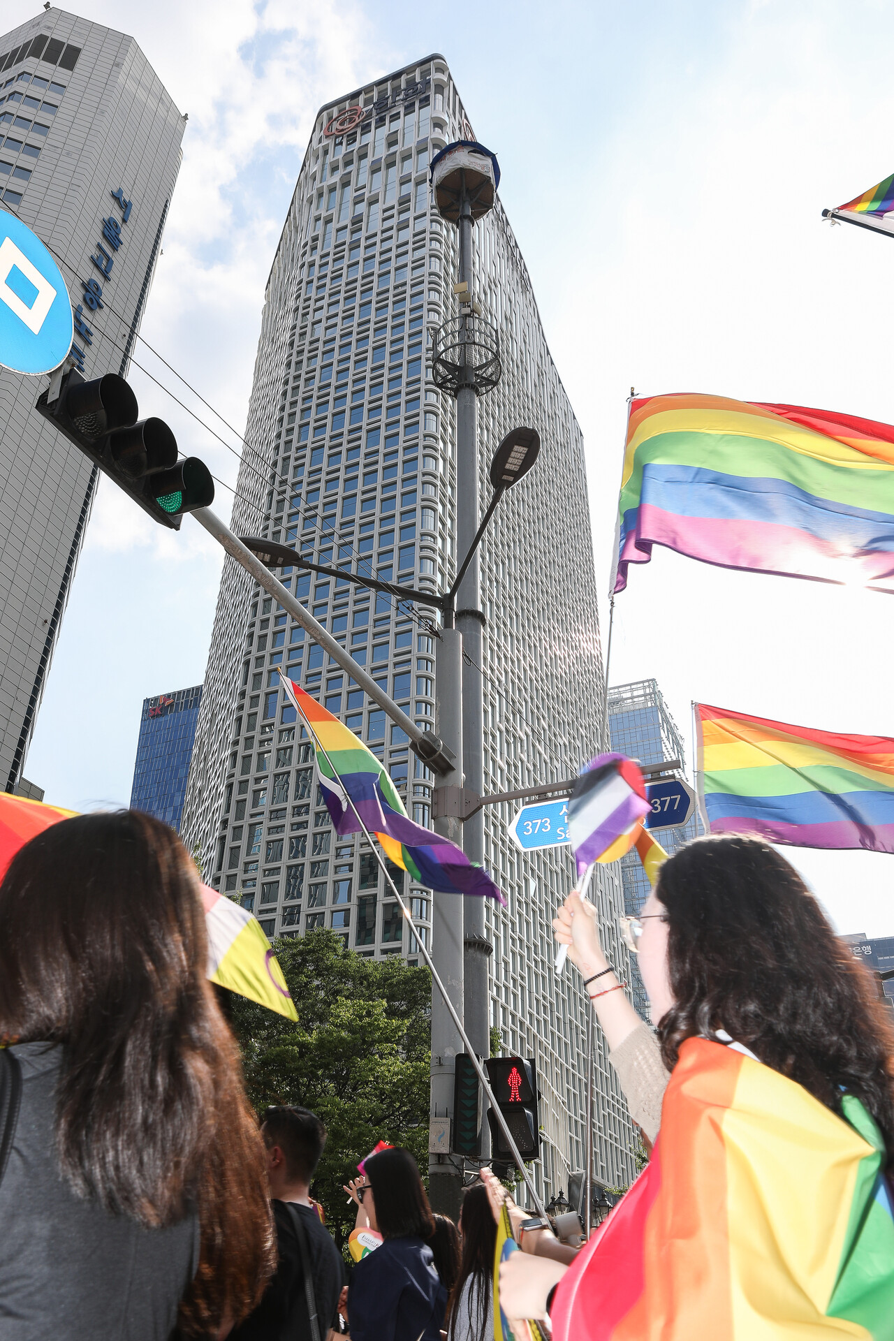 14일, 서울 종로구 우정국로와 남대문로 일대에서 열린 제26회 서울퀴어퍼레이드에서 참여자들이 고공농성중인 김형수 전국금속노동조합 거제통영고성조선하청지회장에게 환호를 보내자 김 위원장은 손인사로 화답했다. ⓒ손상민 사진기자