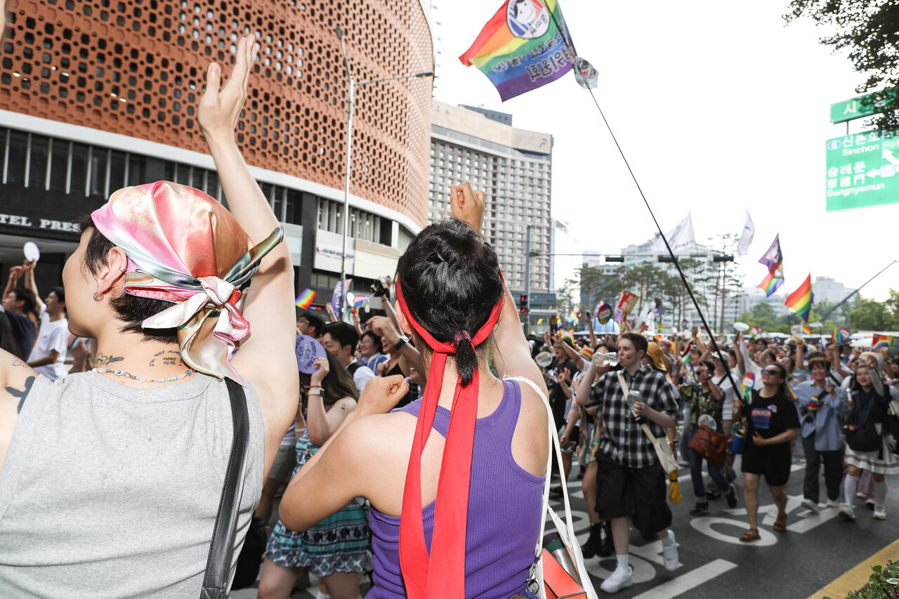 14일, 서울 종로구 우정국로와 남대문로 일대에서 열린 제26회 서울퀴어퍼레이드에서 행진을 하고 있는 참여자들에게 시민들이 환호와 박수를 건네고 있다. ⓒ손상민 사진기자