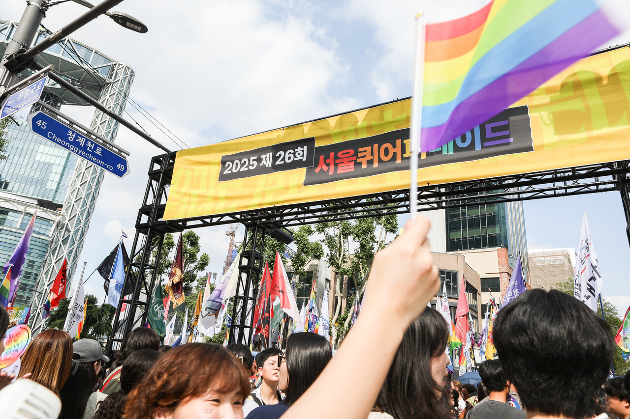 14일, 서울 종로구 우정국로와 남대문로 일대에서 열린 제26회 서울퀴어퍼레이드에서 참여자가 퀴어를 상징하는 무지개 깃발을 흔들고 있다. ⓒ손상민 사진기자