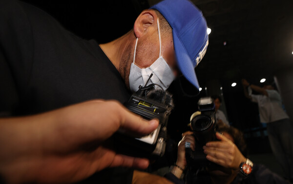 대구에서 신변보호 여성을 살해하고 도주한 피의자가 범행 나흘 만에 세종시 조치원읍에서 경찰에 붙잡혀 15일 대구 성서경찰서로 들어서고 있다.  ⓒ연합뉴스