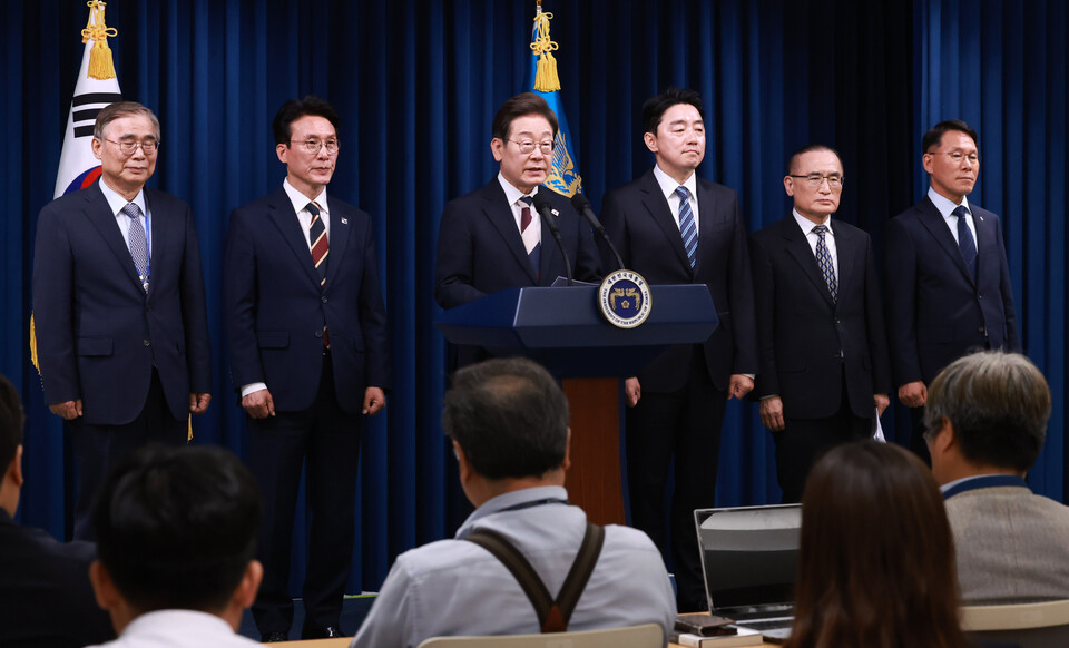 이재명 대통령이 4일 서울 용산 대통령실 청사에서 새정부 첫 인사 발표를 하고 있다. 현재까지 임명된 대통령실 수석비서관 이상 9명은 모두 남성이다. 왼쪽부터 이종석 국정원장 후보자, 김민석 국무총리 후보자, 이 대통령, 강훈식 비서실장, 위성락 안보실장, 황인권 경호처장 ⓒ연합뉴스