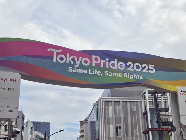 올해 6월 7일부터 8일까지, 장장 이틀 동안 진행된 도쿄 프라이드 2025는 요요기 공원 안쪽에서 ‘Same Life, Same Lights’라는 슬로건과 함께 성황리에 이루어졌다. 올해 도쿄 프라이드에는 무려 270개의 부스가 참가했고 총 60대의 트럭이 움직였으며 약 27만3천명이 참여했다. ⓒ수현